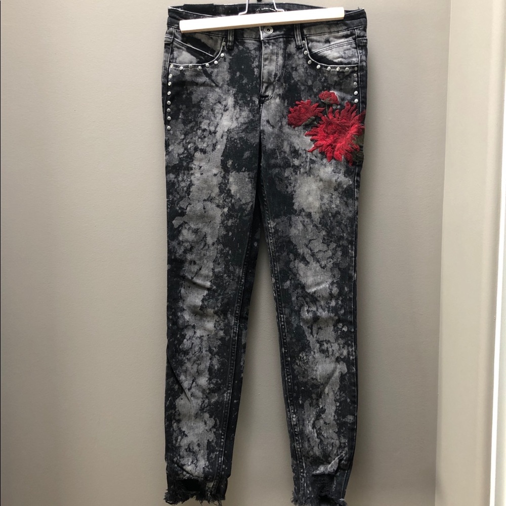 Skinny jeans with pattern studs and embroidery